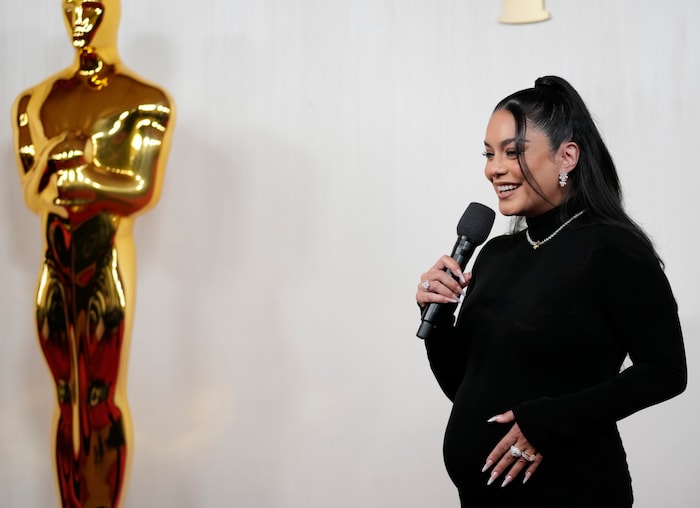 Très heureuse, Hudgens a posé sur le tapis rouge.