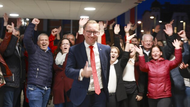Georg Djundja (SPÖ) freute sich mit Team über grandiosen Erfolg. (Bild: Scharinger Daniel)