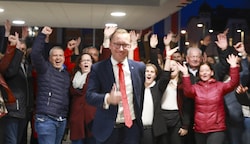 Georg Djundja (SPÖ) freute sich mit Team über grandiosen Erfolg. (Bild: Scharinger Daniel)