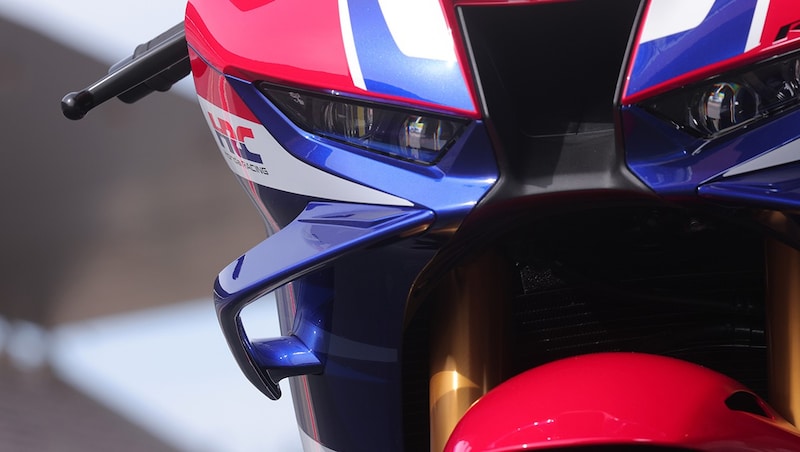 Die Winglets an der optimierten Verkleidung sorgen für Abtrieb wie zuvor, jedoch mit 10 Prozent geringerem Giermoment in Schräglage, also 10% weniger Kraftaufwand.   (Bild: Honda)