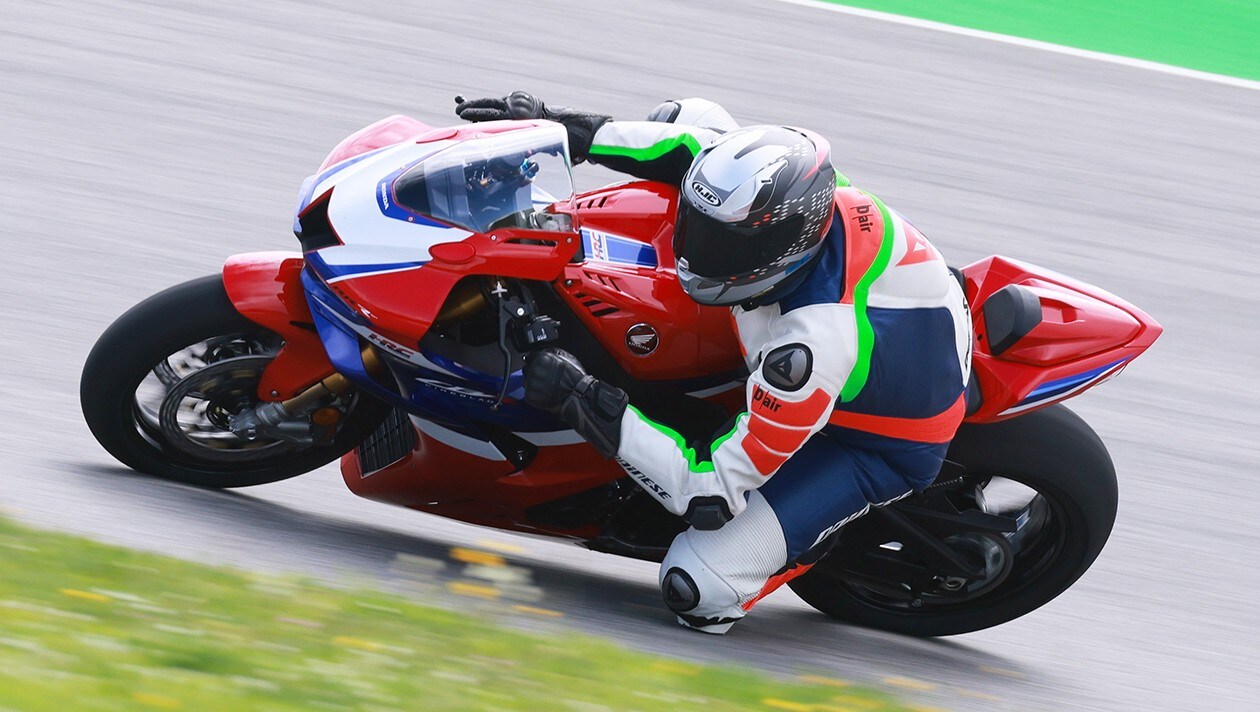 „Krone“-Motorredakteur Stephan Schätzl hat die neue Honda Fireblade in Portimao getestet. (Bild: Honda)