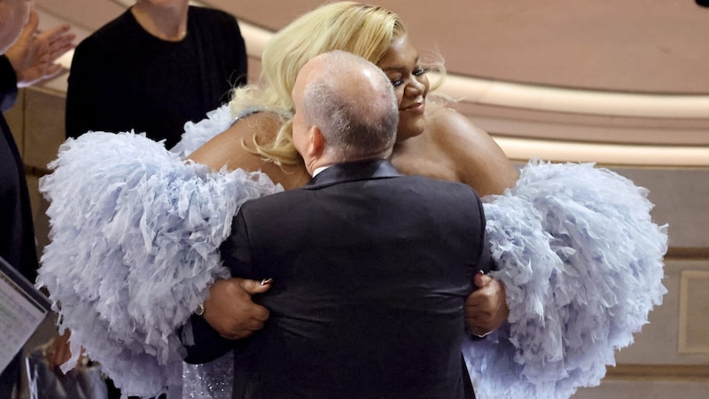 Paul Giamatti gratulierte Da‘Vine Joy Randolph zu ihrem Oscar.  (Bild: APA/Getty Images via AFP/GETTY IMAGES/KEVIN WINTER)