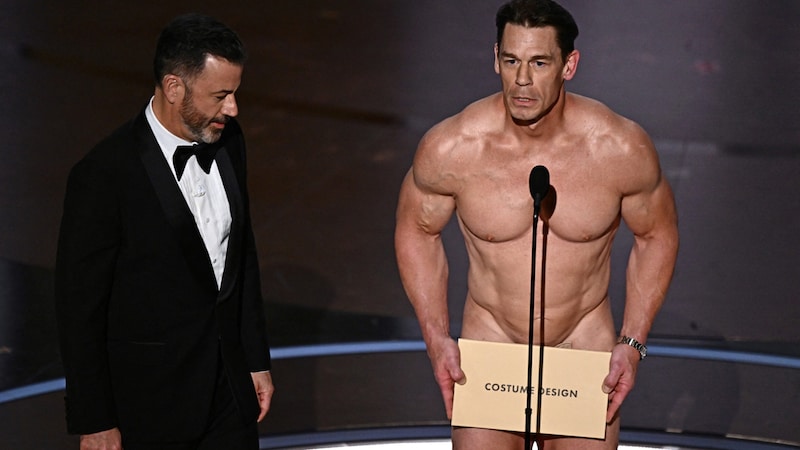 Mit diesem Nacktauftritt wird John Cena wohl in die Geschichte der Oscars eingehen. (Bild: APA/AFP/Patrick T. Fallon)