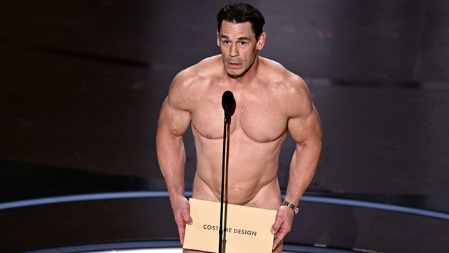 John Cena a presque tout montré lors de la cérémonie des Oscars ! (Bild: APA/AFP/Patrick T. Fallon)