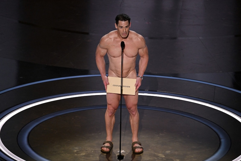 John Cena zeigte bei der Oscar-Verleihung fast alles! (Bild: APA/AFP/Patrick T. Fallon)