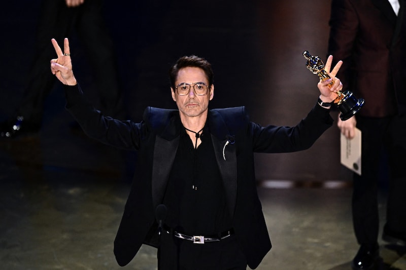 Robert Downey Jr. durfte sich über den Oscar als bester Nebendarsteller freuen. (Bild: APA/AFP/Patrick T. Fallon)