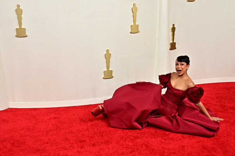 She posed on the floor for a while before being helped up. (Bild: APA/AFP/Frederic J. Brown)