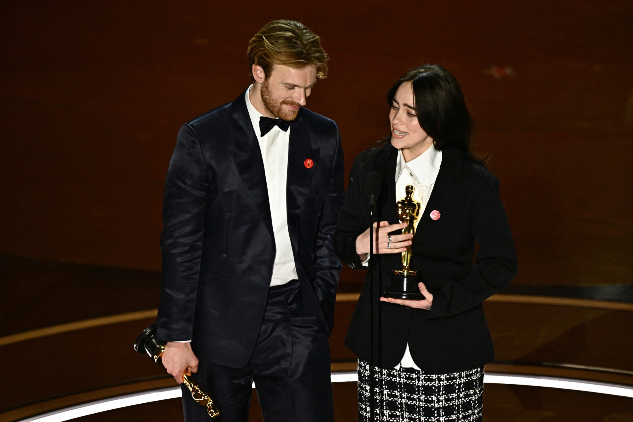 Billie Eilish und Bruder  Finneas O‘Connell durften den Oscar für den „Besten Song“ entgegennehmen. (Bild: APA/AFP/Patrick T. Fallon)