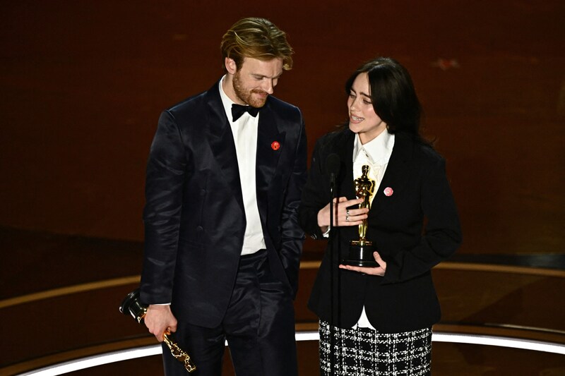 Billie Eilish und Bruder  Finneas O‘Connell durften den Oscar für den „Besten Song“ entgegennehmen. (Bild: APA/AFP/Patrick T. Fallon)