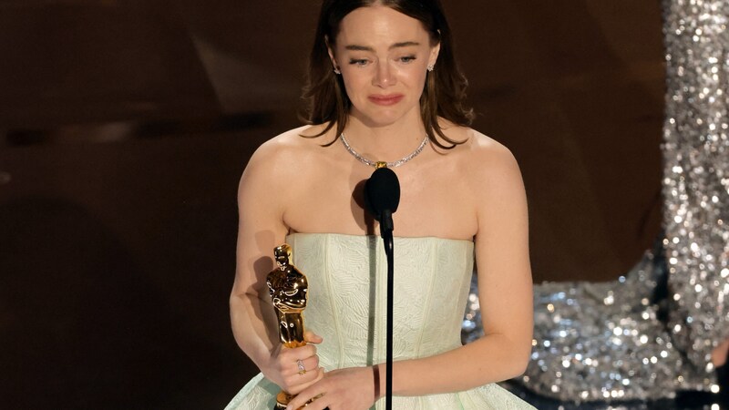 Emma Stone war bei ihrer Dankesrede sichtlich gerührt. (Bild: APA/Getty Images via AFP/GETTY IMAGES/KEVIN WINTER)