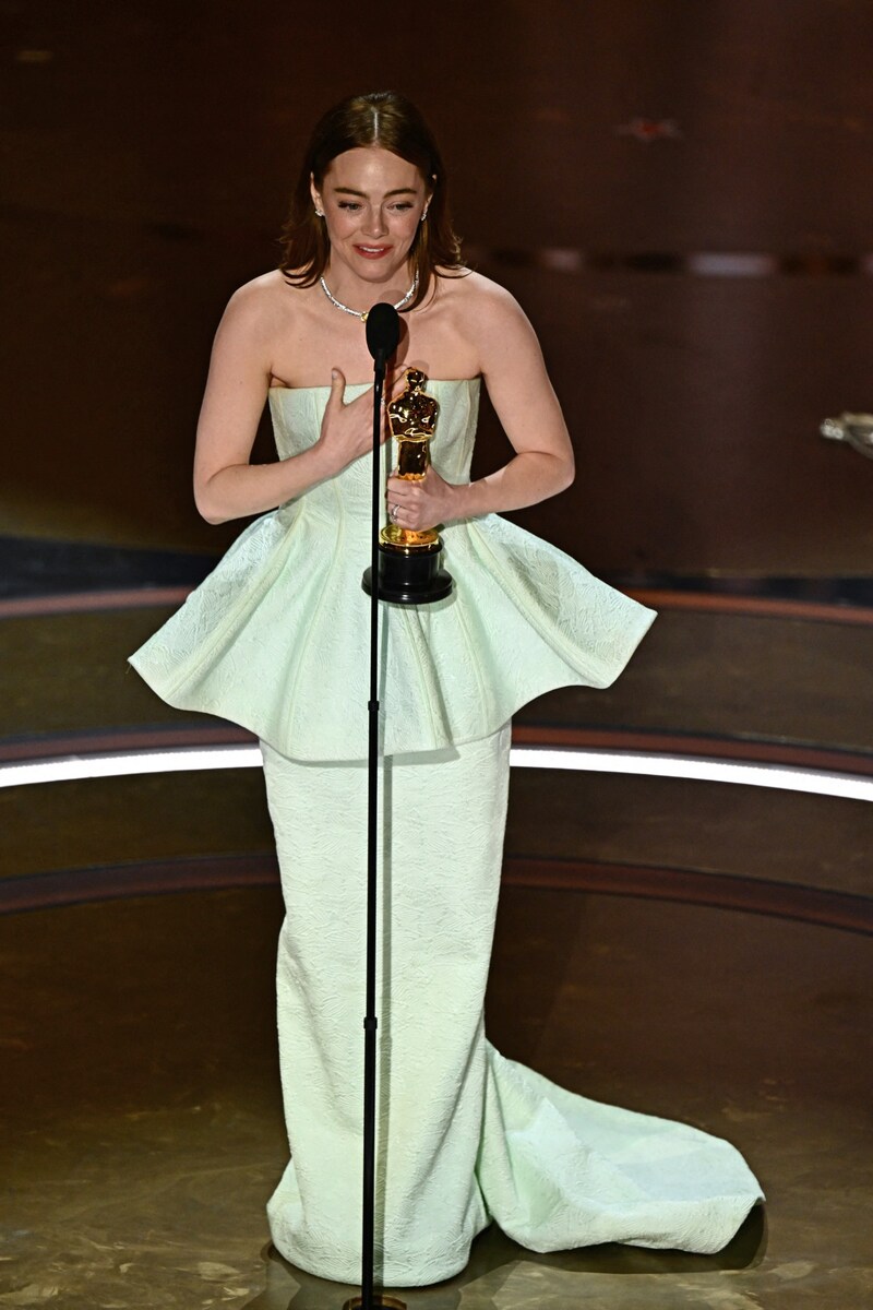 Emma Stone nahm überglücklich ihren Oscar als „Beste Hauptdarstellerin“ entgegen. (Bild: APA/AFP/Patrick T. Fallon)