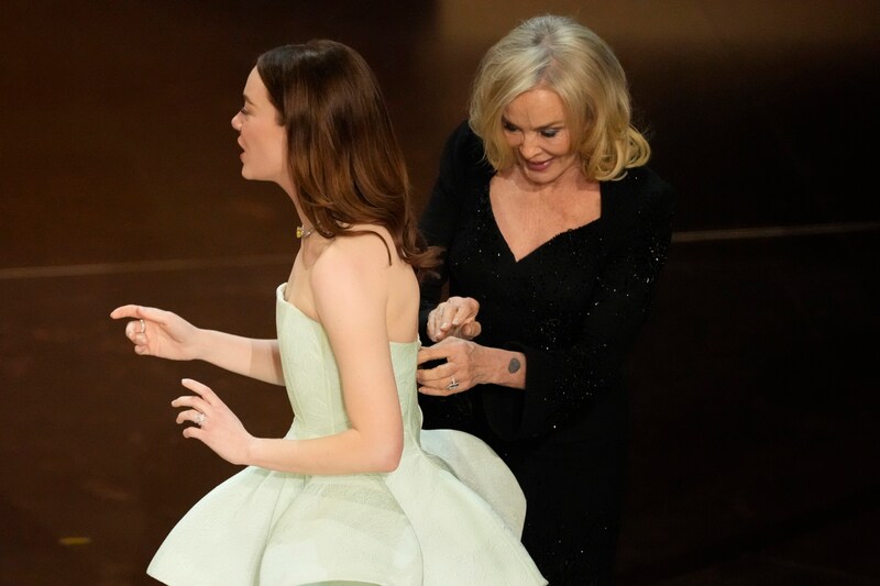 Jessica Lange half Emma Stone, ihr Kleid wieder in Ordnung zu bringen. (Bild: Chris Pizzello / AP / picturedesk.com)