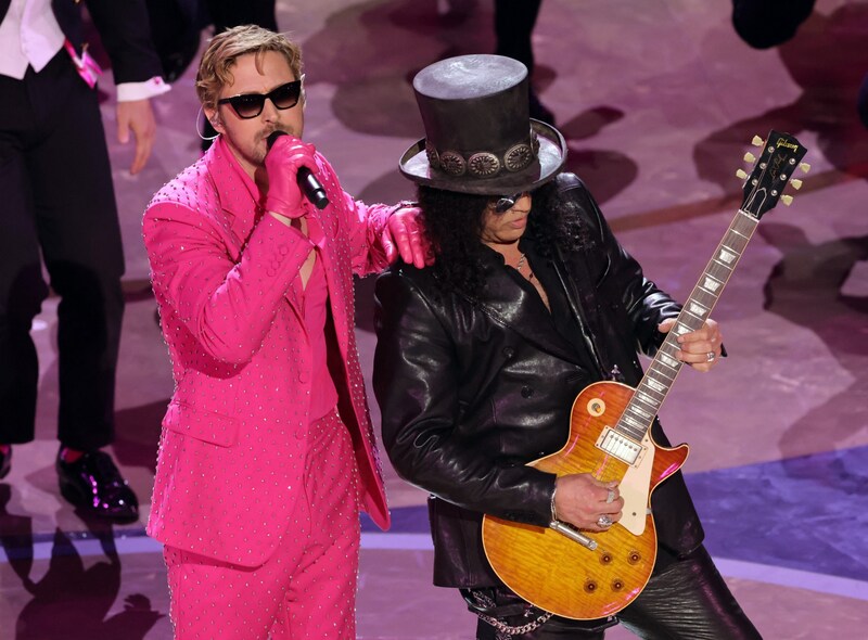 Gemeinsam mit Slash rockte Ryan Gosling als „Ken“ die Bühne. (Bild: APA/Getty Images via AFP/GETTY IMAGES/KEVIN WINTER)