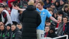 Kevin de Bruyne (re.) diskutierte nach seiner Auswechslung mit Pep Guardiola. (Bild: AP)