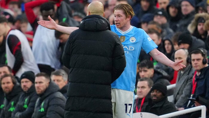 Kevin de Bruyne (right) discussed with Pep Guardiola after his substitution.