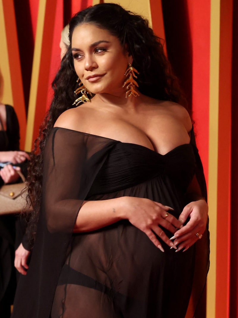 Vanessa Hudgens mit Babybauch auf der „Vanity Fair“-Party (Bild: APA/Getty Images via AFP/GETTY IMAGES/Amy Sussman)