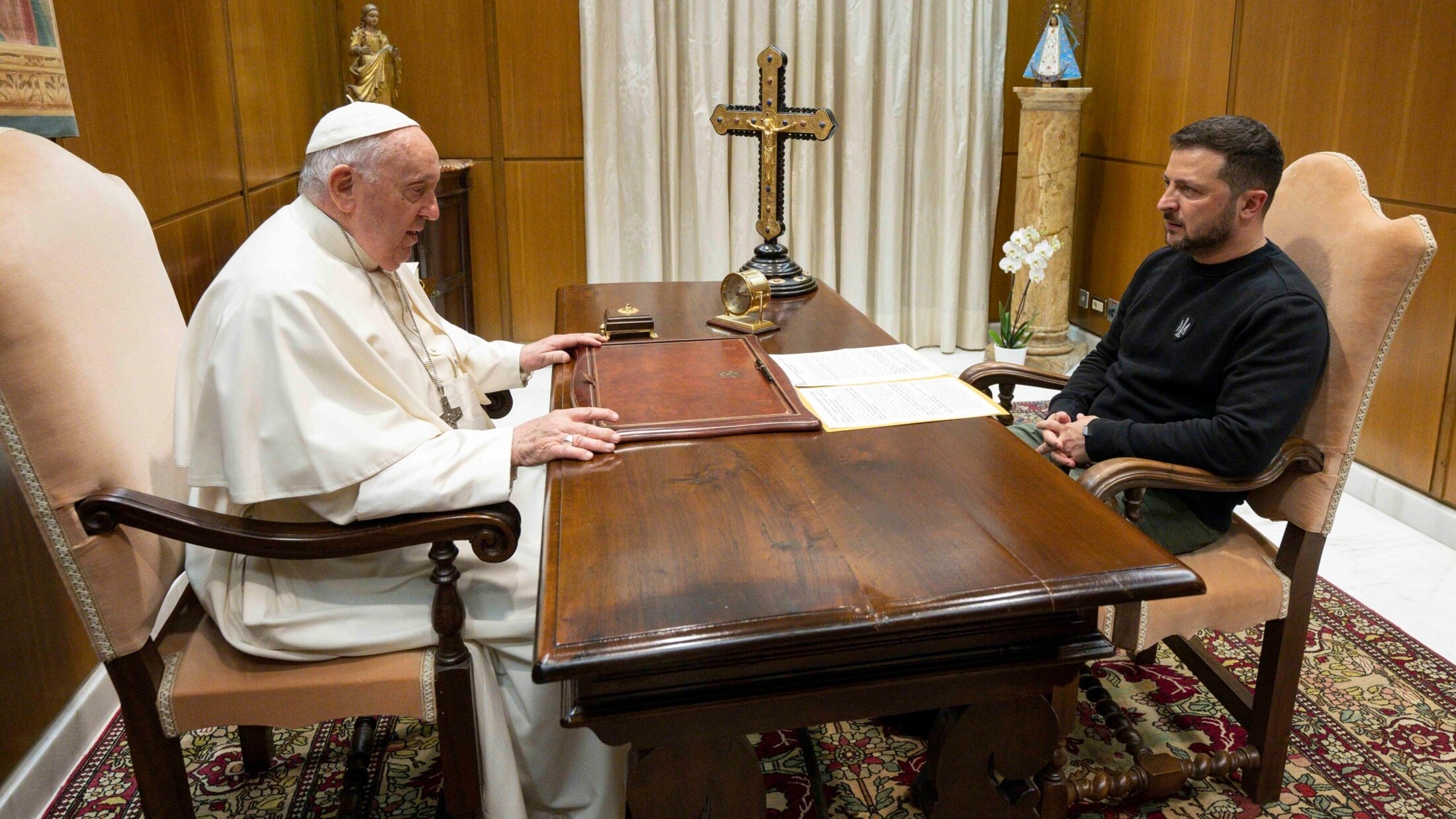 Selenskyj a rencontré le pape en mai 2023 dans la Cité du Vatican. (Bild: APA/AFP/VATICAN MEDIA/Handout)