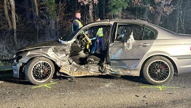 Der Lenker war im Unfallauto eingeklemmt.  (Bild: FF Neudorf Großpesendorf )