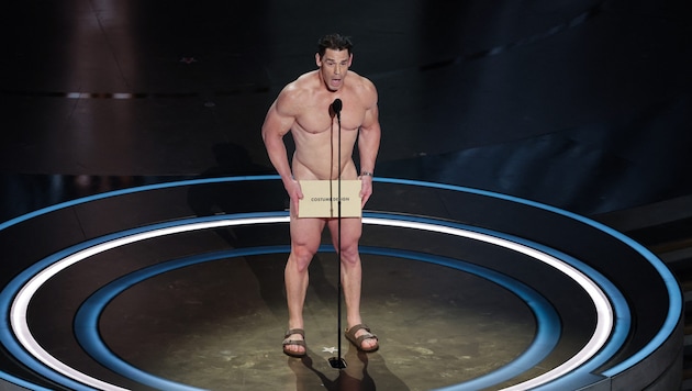 John Cena had to announce the winner in the "Costume" category naked. Or did he? (Bild: Mike Blake / REUTERS / picturedesk.com)