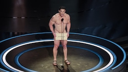 John Cena musste den Gewinner in der Kategorie „Kostüm“ nackt verkünden. Oder doch nicht? (Bild: Mike Blake / REUTERS / picturedesk.com)