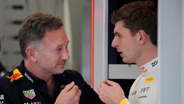 Christian Horner (left) in conversation with Max Verstappen on the sidelines of the race weekend in Saudi Arabia. (Bild: ASSOCIATED PRESS)