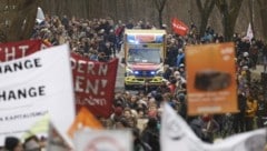 Am Sonntag demonstrierten wieder mehr als 1000 Menschen gegen den US-Autobauer Tesla in Grünheide bei Berlin. (Bild: AFP)