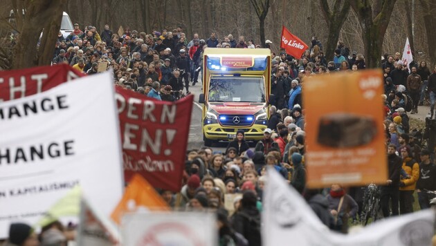 On Sunday, more than 1000 people again demonstrated against the US car manufacturer Tesla in Grünheide near Berlin. (Bild: AFP)