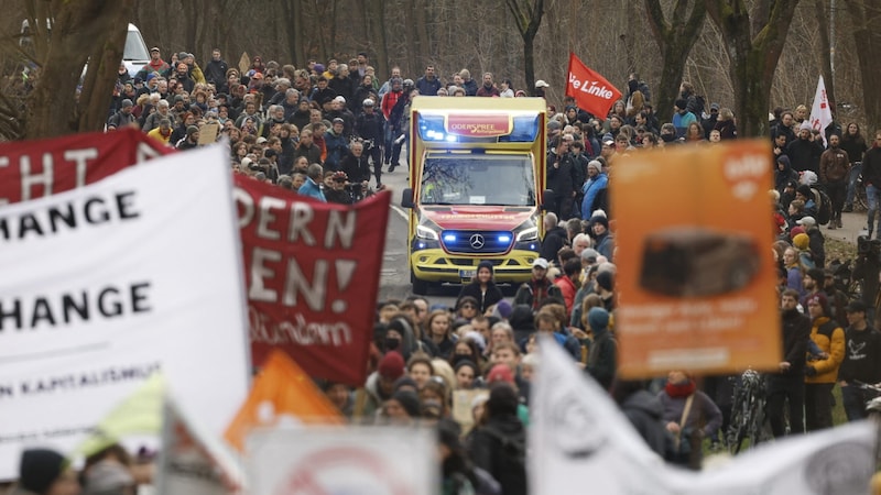 On Sunday, more than 1000 people took to the streets against Tesla. (Bild: AFP)