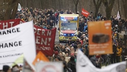 Am Sonntag demonstrierten wieder mehr als 1000 Menschen gegen den US-Autobauer Tesla in Grünheide bei Berlin. (Bild: AFP)