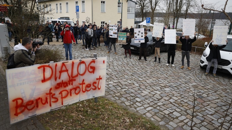 This time, some local residents were on the side of the company. (Bild: AFP)