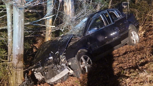 La voiture a finalement terminé sa course dans le fossé. (Bild: „Krone“-Leserreporter)