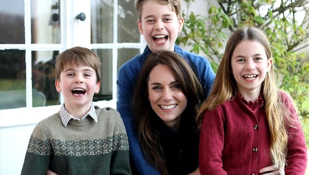 La photo de la princesse Kate avec ses enfants, partagée sur les réseaux sociaux, a été retouchée. (Bild: instagram.com/princeandprincessofwales)