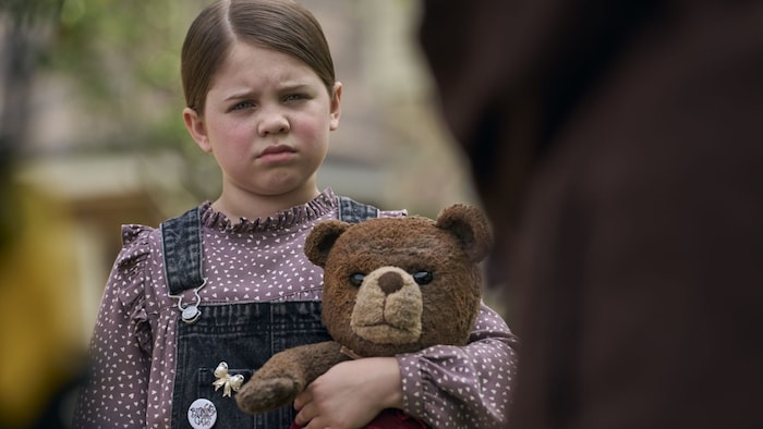 Alice (Pyper Braun) findet Chauncey, den alten Teddybären von Stiefmutter Jessica.