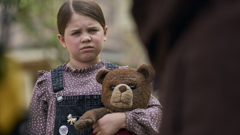 Alice (Pyper Braun) findet Chauncey, den alten Teddybären von Stiefmutter Jessica. (Bild: © 2024 LEONINE)