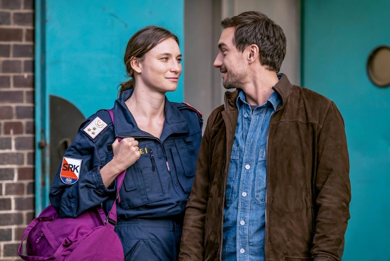 Liebesgeflüster bei „Soko Linz“: Vicky Müller (Lisa Schützenberger) und Ben (Daniel Gawlowsk) (Bild: ORF/Gebhardt Productions/Stefanie Leo)