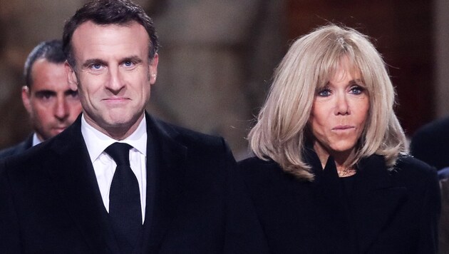 Emmanuel Macron y su esposa Brigitte Macron (Bild: APA/AFP/POOL/Christophe PETIT TESSON)