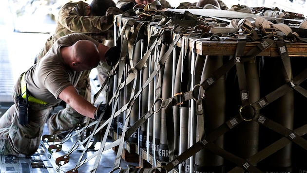 Ces obus de fabrication britannique sont prêts à être transportés vers l'Ukraine. (Bild: AP)