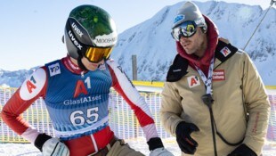 ÖSV-Damencheftrainer Roland Assinger (r.) hofft auf ein baldiges Comeback von Riesentorlaufspezialistin Elisabeth Kappaurer. (Bild: GEPA pictures)