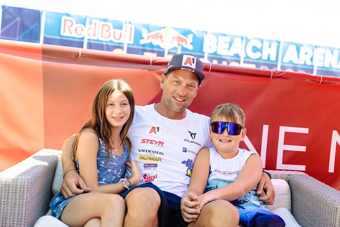 Alessa und Fabio drücken ihrem Papa Alex immer ganz fest die Daumen