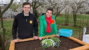 Lukas Koch und Uschi Zezelitsch beim neu befüllten Hochbeet.