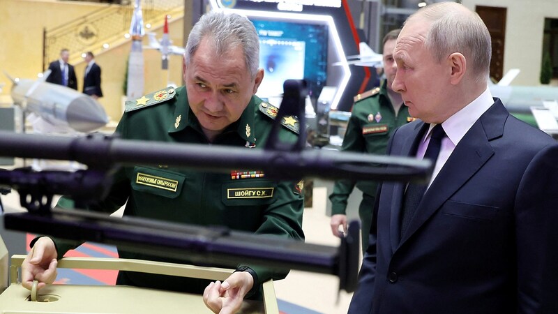 Archivbild aus dem Jahr 2023: Kremlchef Wladimir Putin und Verteidigungsminister Sergej Schoigu bei einer Rüstungsmesse in Moskau (Bild: APA/AFP/POOL/Mikhail KLIMENTYEV)