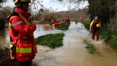 Weite Teile Frankreichs sind von schweren Unwettern betroffen. Im Bild: Feuerwehrmänner am Fluss Gardon in Russan (Bild: APA/AFP/Clement Mahoudeau)