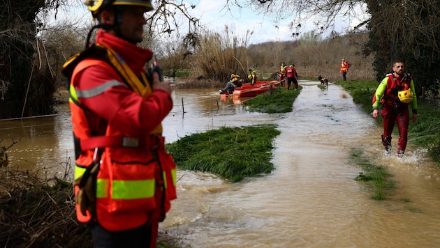 Weite Teile Frankreichs sind von schweren Unwettern betroffen. Im Bild: Feuerwehrmänner am Fluss Gardon in Russan (Bild: APA/AFP/Clement Mahoudeau)