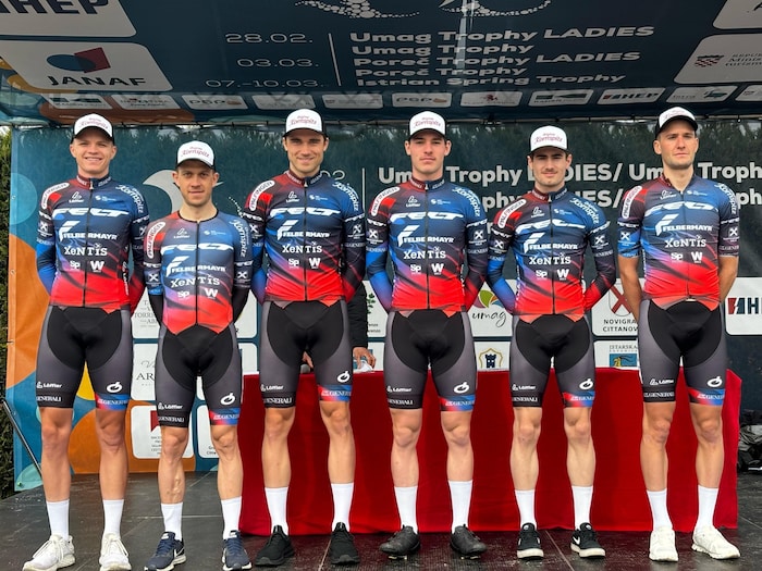 Dominik Hödlmoser (2. von rechts) mit seinen Teamkollegen).