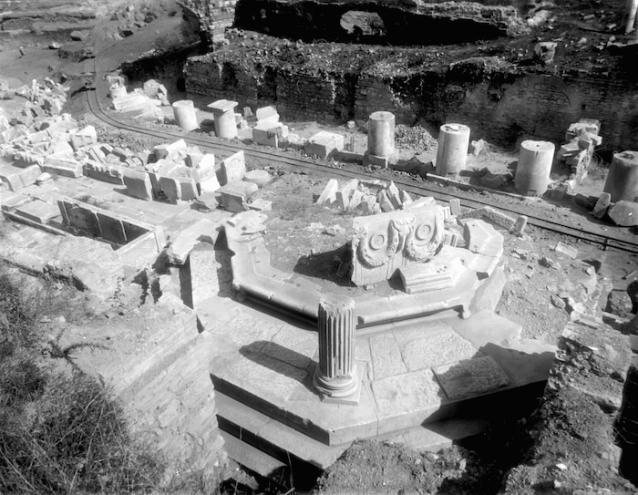 Der achteckige Grabbau an der Kuretenstraße in Ephesos nach der Freilegung anno 1906