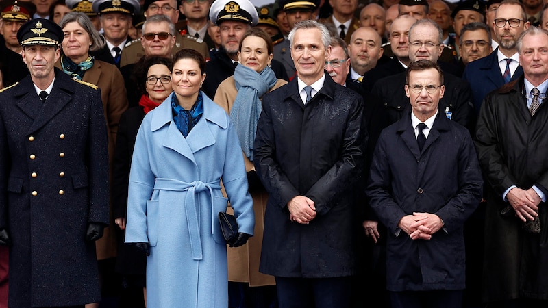 NATO-Generalsekretär Jens Stoltenberg, flankiert von Schwedens Kronprinzessin Victoria und Regierungschef Ulf Kristersson, bei der Aufnahmezeremonie (Bild: APA/AFP/KENZO TRIBOUILLARD)