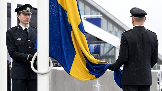 Le drapeau suédois a été hissé lors d'une cérémonie solennelle au siège de l'OTAN à Bruxelles. (Bild: APA/AFP/JOHN THYS)