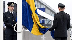 Bei einer feierlichen Zeremonie im NATO-Hauptquartier in Brüssel wurde die schwedische Flagge gehisst. (Bild: APA/AFP/JOHN THYS)