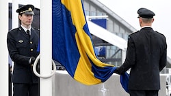 Bei einer feierlichen Zeremonie im NATO-Hauptquartier in Brüssel wurde die schwedische Flagge gehisst. (Bild: APA/AFP/JOHN THYS)