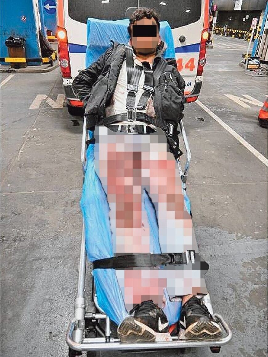 El joven de 27 años cuando fue detenido tras el crimen. Como se había cortado la mano, tuvieron que llevárselo en camilla. (Bild: zVg)